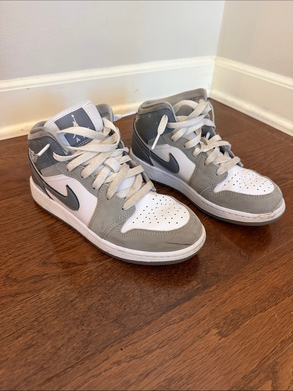Boys Nike Air Jordan 1 Mid White and Grey Sneakers size 4.5